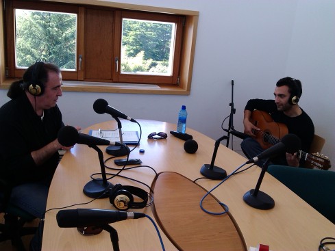 Antonio Valentín (cante) y Rubén Lobato (guitarra) en los estudios de Radio Villalba