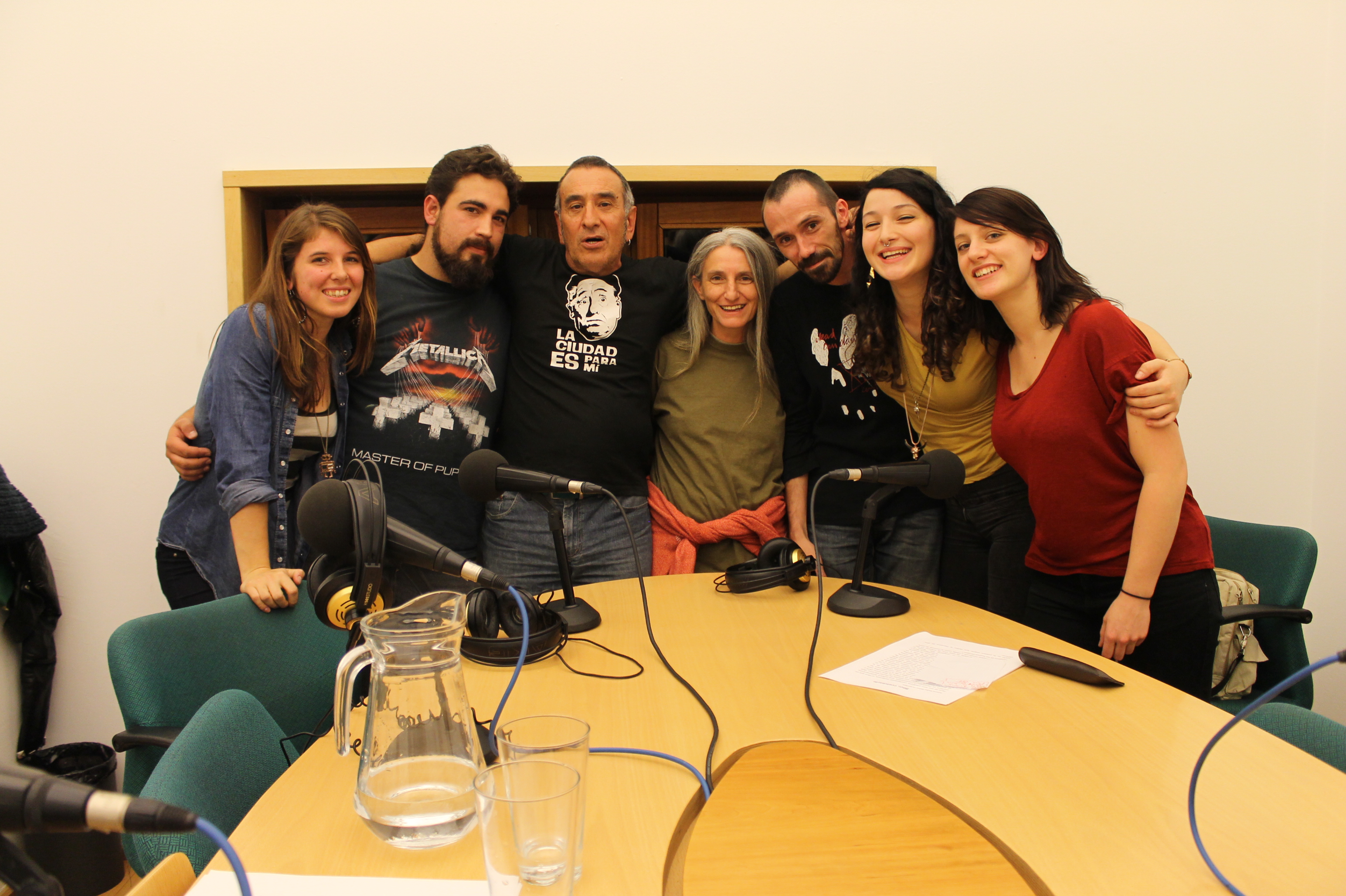 Bones of Minerva junto al equipo de El Tranvía. Empezando por la izda. Ruth, Koa, YoNi LoKato, Ali Ciente, Oscar, Blue y Chloe en el estudio de Radio Villalba.